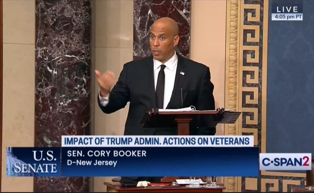 El senador demócrata de Nueva Jersey Cory Booker mantuvo el pleno del Senado con un discurso maratónico que duró toda la noche y hasta la tarde del martes. (01/04/25) Foto: Captura de pantalla
