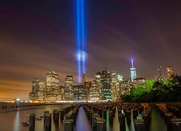 Vigas de luz rinden homenaje a las Torres Gemelas caídas en ataques del 11-S