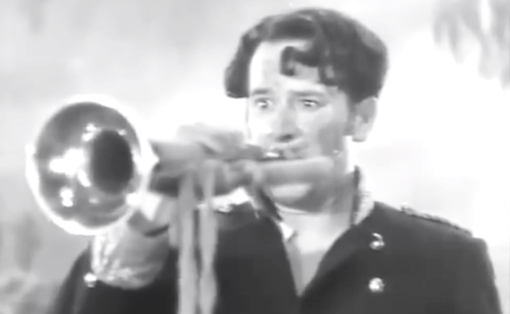 Luis Sandoval toca el Himno Nacional durante la Batalla de Puebla, como una forma de motivar a sus connacionales. En entrevista para El Sol de Phoenix en 1946, Pedro Infante afirmó que "todavía no he interpretado un papel que me haya gustado plenamente; quiero darle a mi patria lo que todo artista mexicano está obligado a darle: su amor, su arte y sus triunfos”. Foto: Captura de Pantalla/ESPECIAL.