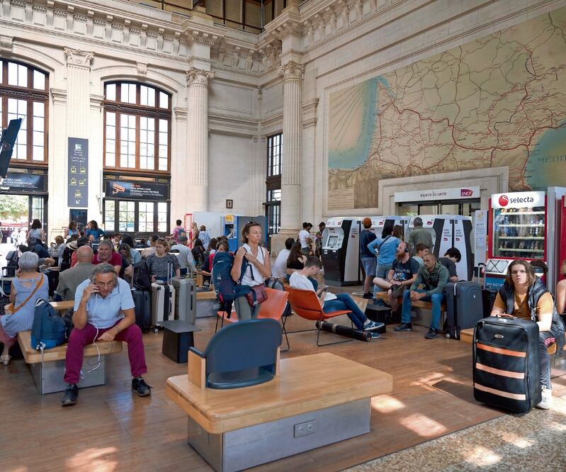 Personas esperaban el tren durante una huelga nacional de trabajadores ferroviarios en Burdeos, Francia, el 6 de julio. Los trabajadores reclamaban aumentos salariales para compensar la inflación. Foto: Archivo EFE