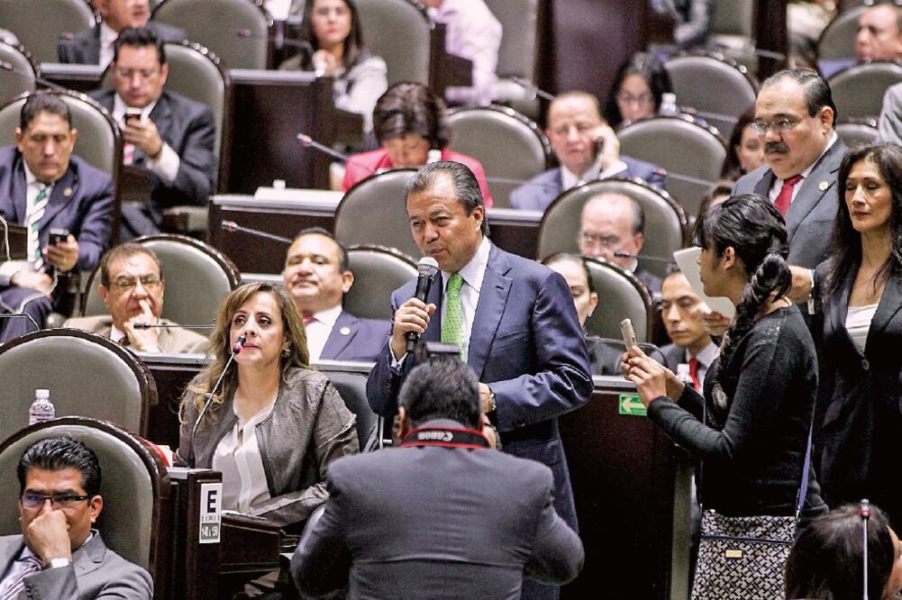 El coordinador de los diputados del PRI, César Camacho, durante la sesión ayer en San Lázaro. Dijo que el caso Ayotzinapa no debe partidizarse (RAMÓN ROMERO. EL UNIVERSAL)