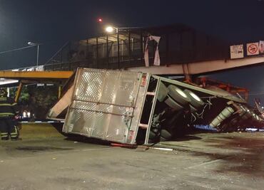Muere chofer de tráiler que volcó contra la malla del Metro en Circuito Interior Línea 5