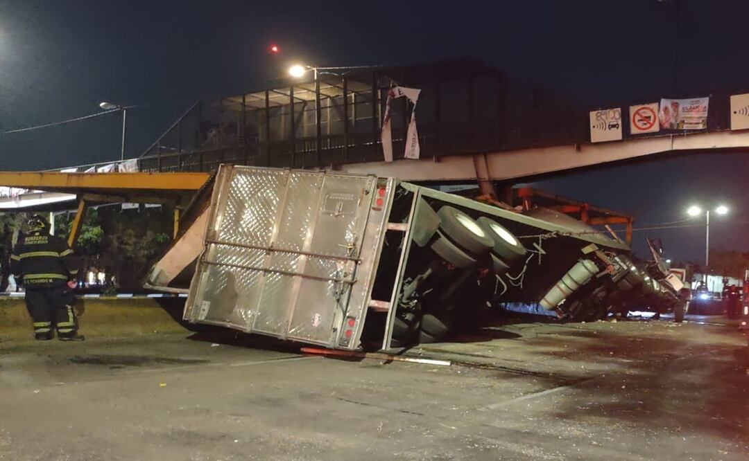 Tráiler choca contra malla ciclónica de la interestación Aragón-Oceanía. Foto: Bomberos Ciudad de México Oficial, @Bomberos_CDMX