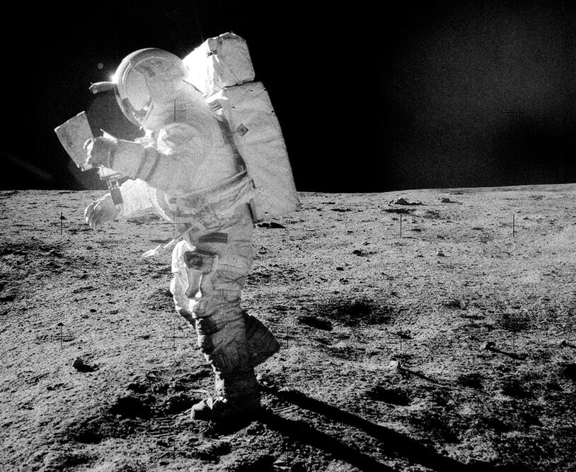 El astronauta Edgar Mitchell, integrante de la expedición del Apolo 14 camina por encima de la superficie lunar. Foto:  EFE/NASA, archivo