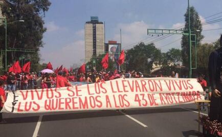 March for Tlatelolco's massacre and Ayotzinapa heads to Zócalo