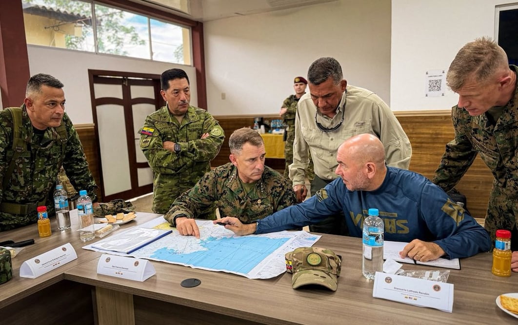 El ministro de Defensa colombiano, Jorge Eduardo Mora; el Comandante General de las Fuerzas Armadas colombianas, mayor general Erick Rodríguez Aparicio; el ministro de Defensa ecuatoriano, Gian Carlo Loffredo; el Jefe de la Defensa, General Henry Delgado Salvador; el Comandante de la Fuerza de Tarea Conjunta del Hemisferio Occidental, mayor general Kevin J. Jarrard, se reunieron en San Lorenzo, Ecuador. Foto: Tomada de X del Comando Sur de EU