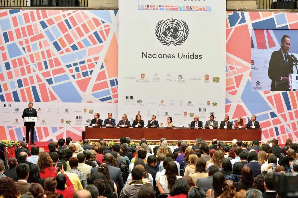 Rosario Robles, titular de la Sedatu (al centro en el presídium), y Eruviel Ávila, gobernador del Estado de México, participaron ayer en la clausura de la Reunión Regional América Latina y el Caribe, que se efectuó en Toluca (ESPECIAL)