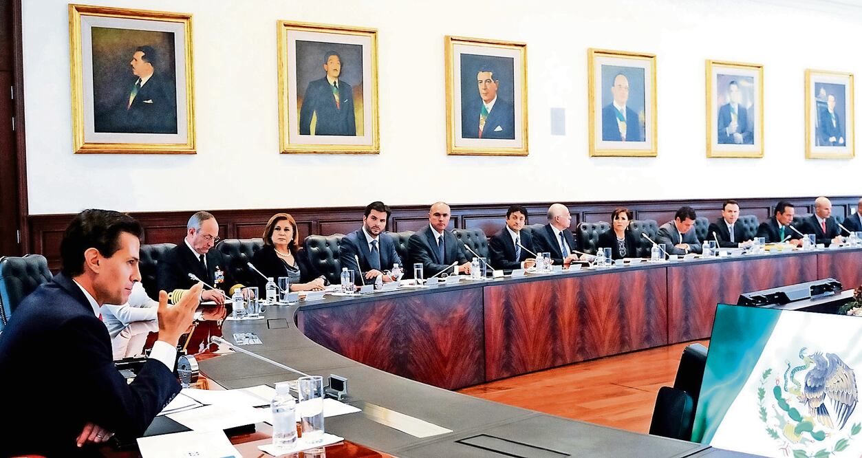El presidente Enrique Peña Nieto se reunió en privado con los secretarios de Estado y directores de organismos federales para realizar un balance del primer semestre del año (PRESIDENCIA)