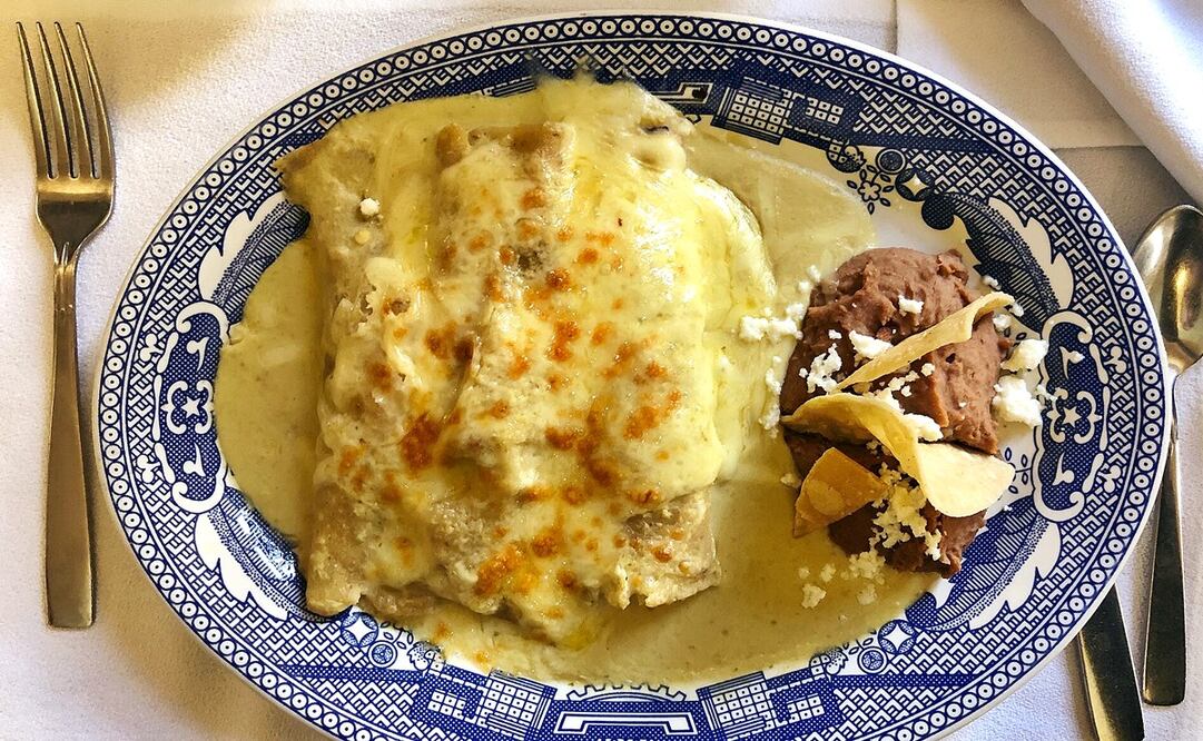 Clásicas, cremosas y gratinadas, las enchiladas suizas son un cásico en cafeterías de México. Foto: Wikimedia Commons / Jj saezdeo