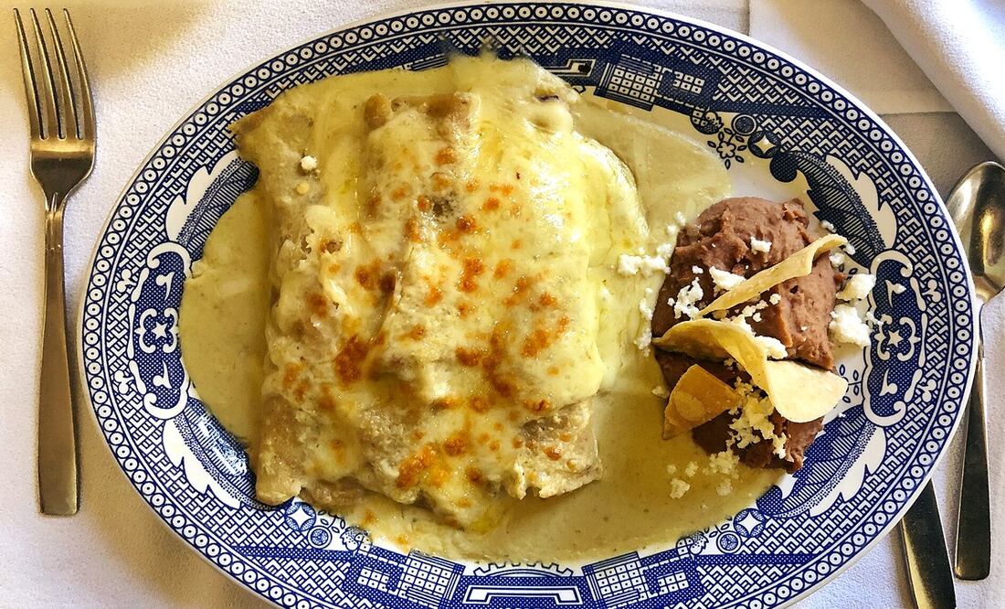 Clásicas, cremosas y gratinadas, las enchiladas suizas son un cásico en cafeterías de México. Foto: Wikimedia Commons / Jj saezdeo