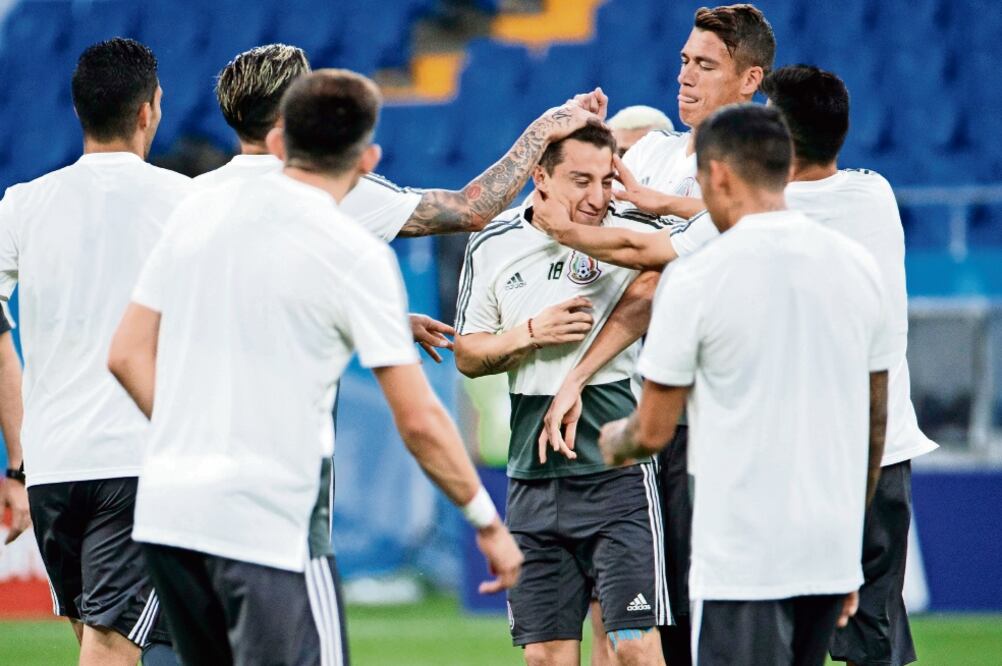 Los tricolores juguetean con El Principito, uno de sus capitanes, previo al segundo encuentro mundialista. (SHAWN THEW. EFE)