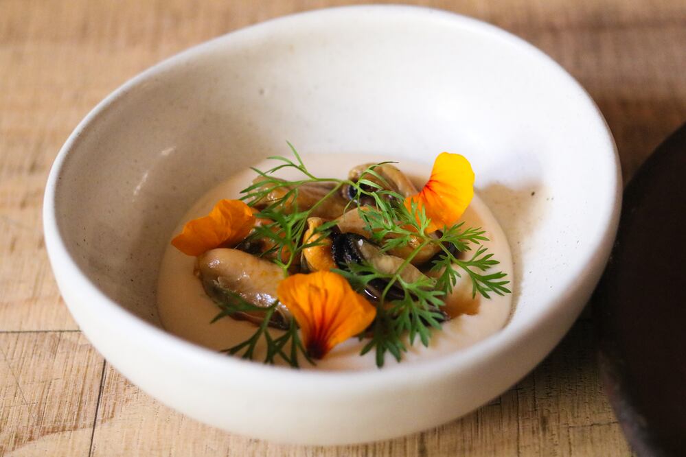 Salpicón de lengua y mejillones del restaurante Aúna. Foto: Cortesía