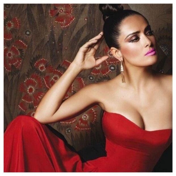 Salma Hayek luce el color rojo como ninguna celebridad