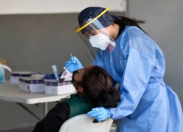 Ilegal, obligar a empleados a pagar por pruebas Covid, reitera Secretaría del Trabajo