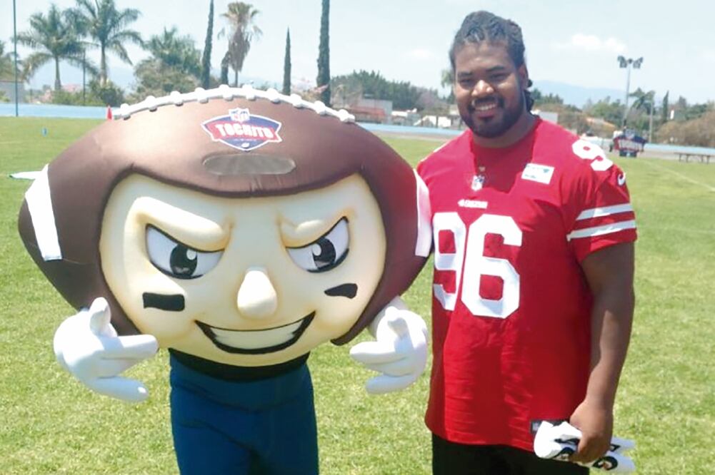 El tackle estuvo en la inauguración del Torneo Nacional de Tochito (ESPECIAL)