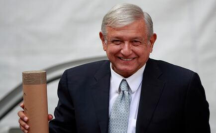 Del "gallito feliz" a la sobriedad, cambia AMLO de look