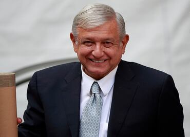 Del "gallito feliz" a la sobriedad, cambia AMLO de look