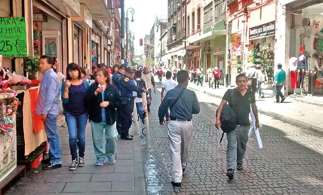 Un total de mil 200 granaderos resguardan desde ayer las calles del Centro Histórico para evitar que regresen los 800 toreros desalojados el lunes (EDUARDO HERNÁNDEZ. EL UNIVERSAL)