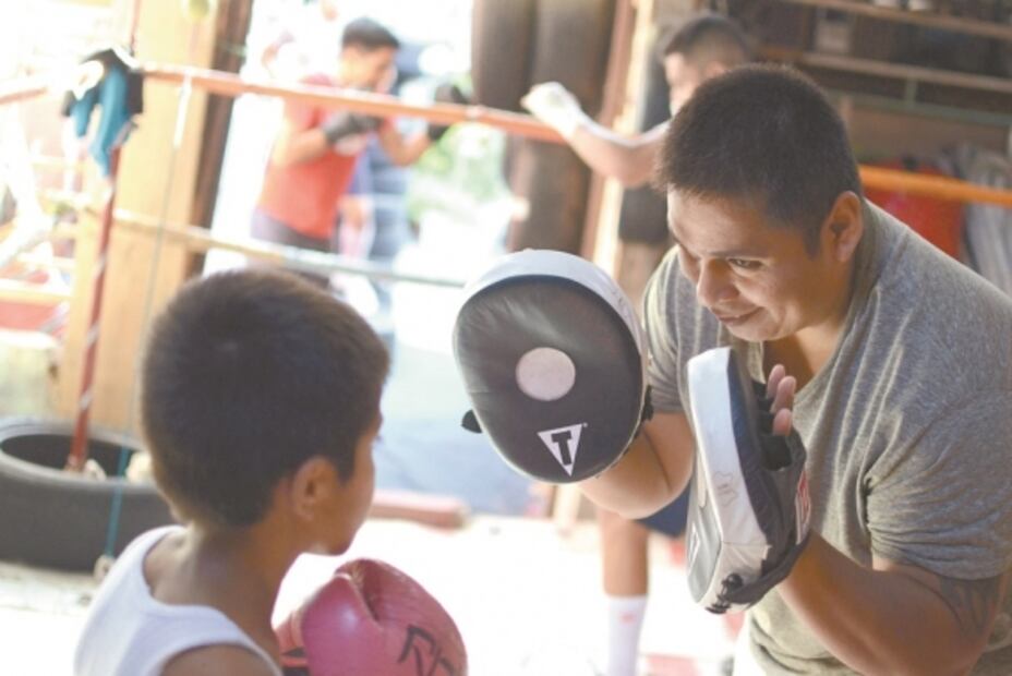 Con materiales reciclados forja a boxeadores