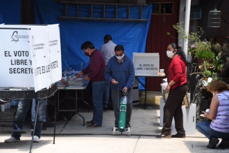 Con todo y tanque de oxígeno, don Pedro, sobreviviente de Covid, acude a votar
