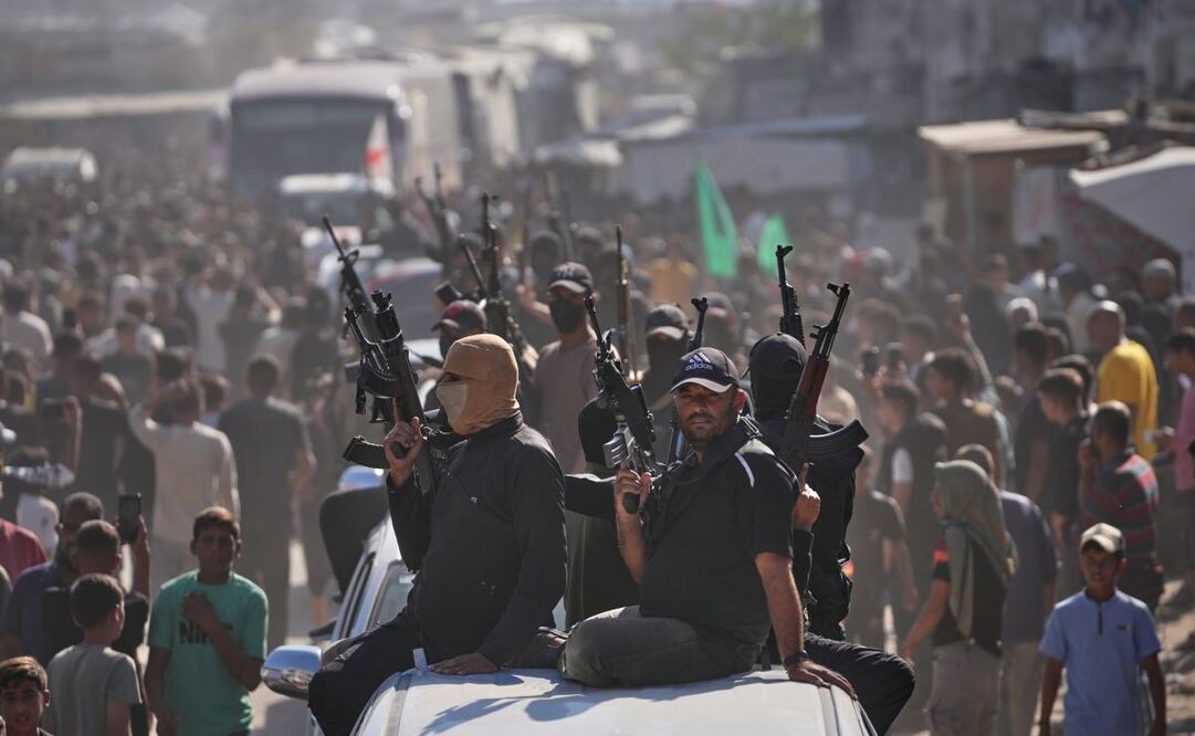 Hombres armados de Hamás en camionetas escoltan autobuses que transportan prisioneros palestinos liberados mientras son recibidos tras su liberación de las cárceles israelíes en virtud de un acuerdo de alto el fuego entre Hamás e Israel, en Khan Younis, sur de la Franja de Gaza, el lunes 13 de octubre de 2025. Foto: AP