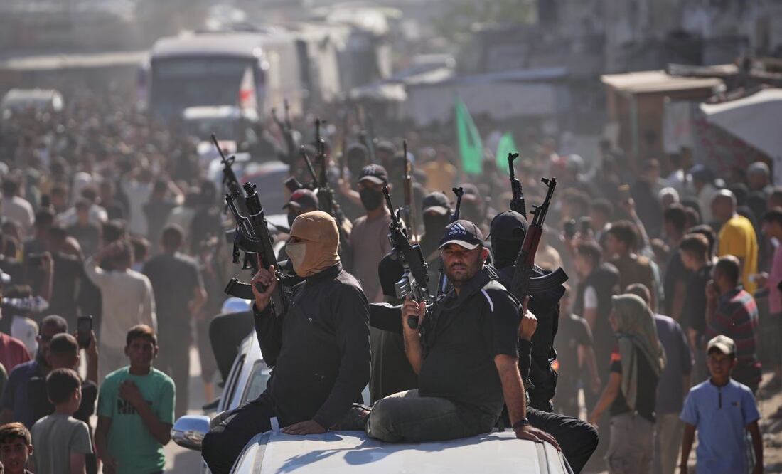 Hombres armados de Hamás en camionetas escoltan autobuses que transportan prisioneros palestinos liberados mientras son recibidos tras su liberación de las cárceles israelíes en virtud de un acuerdo de alto el fuego entre Hamás e Israel, en Khan Younis, sur de la Franja de Gaza, el lunes 13 de octubre de 2025. Foto: AP