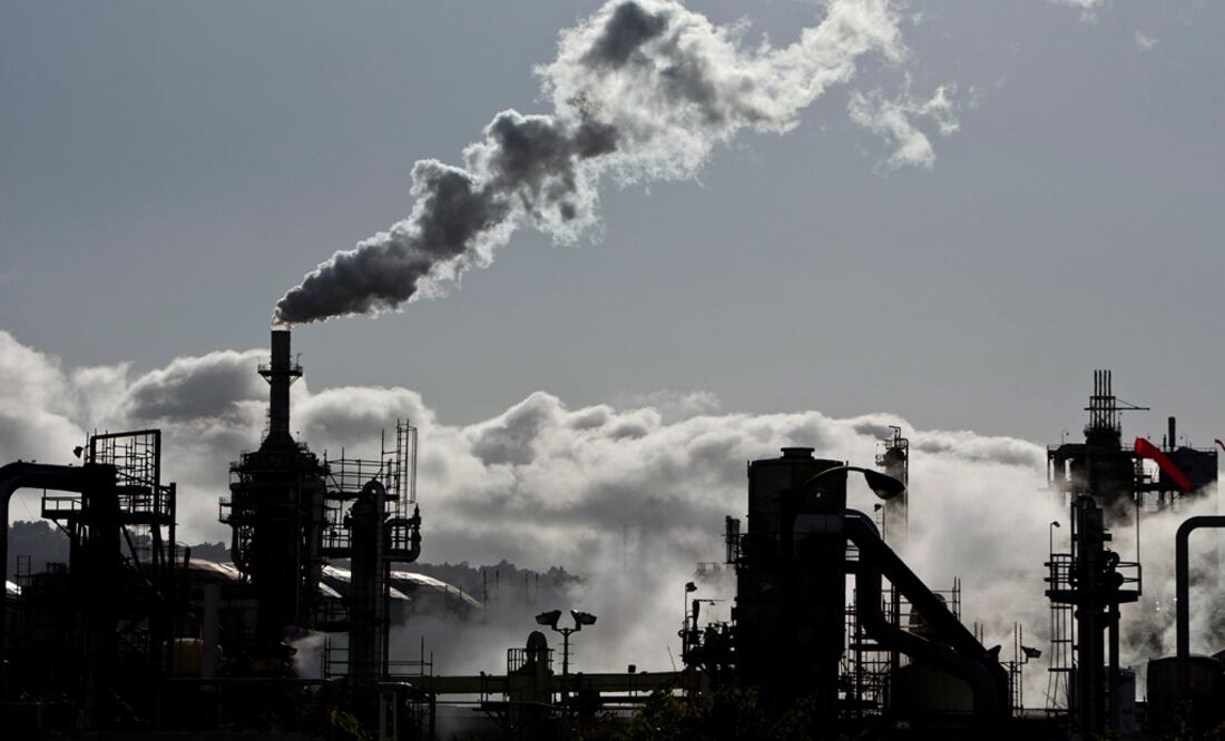 Vapor is released into the sky at a refinery in Wilmington, California - Photo: Bret Hartman/REUTERS