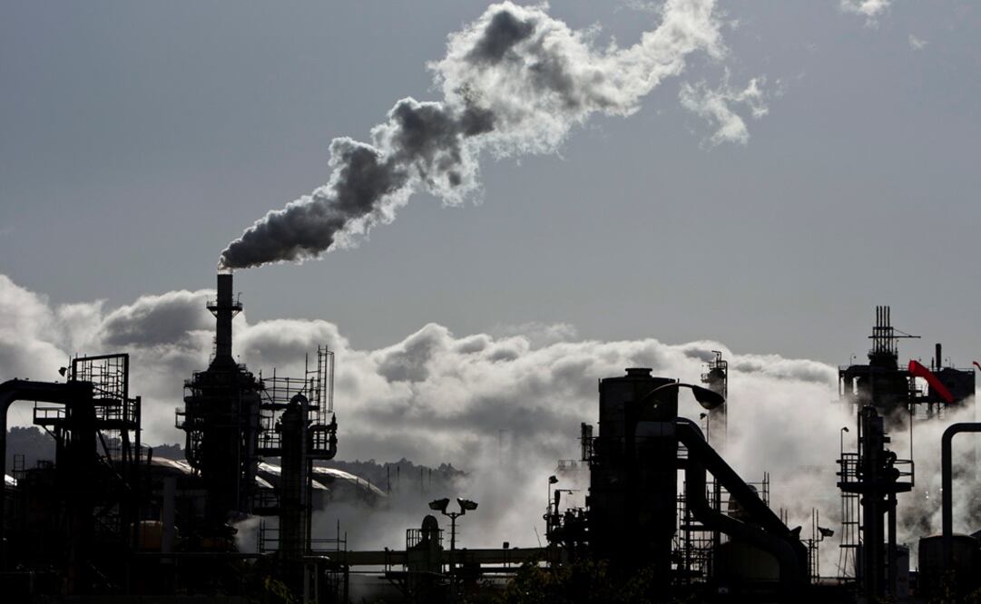 Vapor is released into the sky at a refinery in Wilmington, California - Photo: Bret Hartman/REUTERS