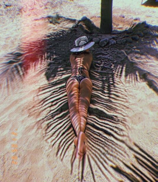 Andrea Legarreta impacta en bikini posando de espaldas