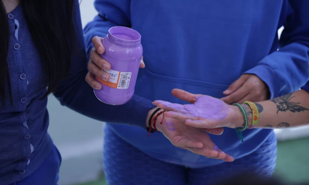 Durante la elaboración de los carteles, las mujeres compartieron sus vivencias dentro del penal. Foto: Fernanda Rojas /EL UNIVERSAL