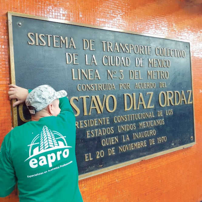 Trabajadores retiraron las placas con las fechas en que fueron inauguradas las estaciones Pino Suárez, Balderas, Insurgentes, Zócalo e Hidalgo; así como de la Plaza de los Trabajadores del Metro y la Sala de Armas de la Magdalena Mixhuca. (ESPECIAL)