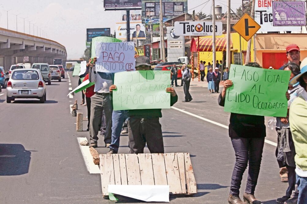 Desde las 11 de la mañana de ayer ejidatarios de San Juan Papanoaya, San Martín Ocoyoacac, San Miguel Ameyalco y San Jerónimo Acazulco se apostaron en la carretera México-Toluca. (JORGE ALVARADO. EL UNIVERSAL)