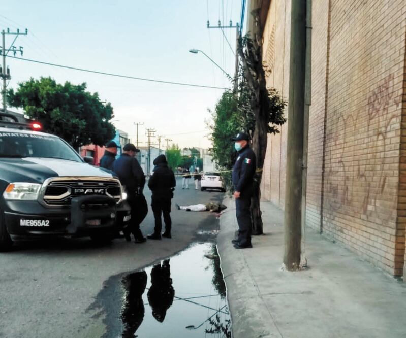 El cuerpo de un hombre quedó en la calle en la colonia Industrial Tlalnepantla. Foto: Ricardo Pérez/EL UNIVERSAL