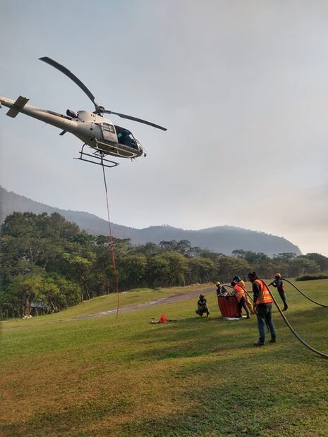 Combaten vía aérea incendio forestal en Veracruz