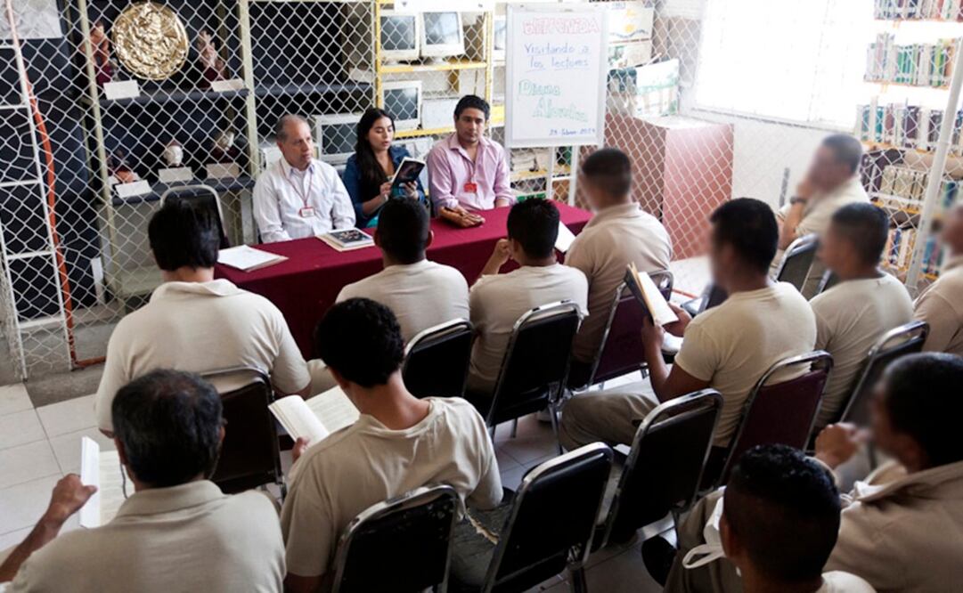“Visitando a los lectores” es un programa que el INBA ofrece desde los 90 y que ahora está presente en varios reclusorios y centros de readaptación de la Ciudad de México. (CORTESÍA CNL-INBA/SALVADOR CASTAÑEDA H.)