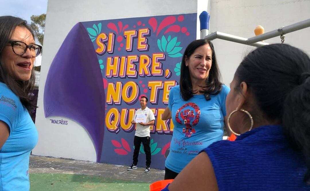 La alcaldesa de Álvaro Obregón, Lía Limón, develó los murales "Si te hiere no te quiere" y "Si tocan a una, ¡Respondemos todas y todos!". Foto: Especial.