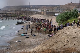 Caos en la frontera de España: miles de inmigrantes irrumpen desde Marruecos