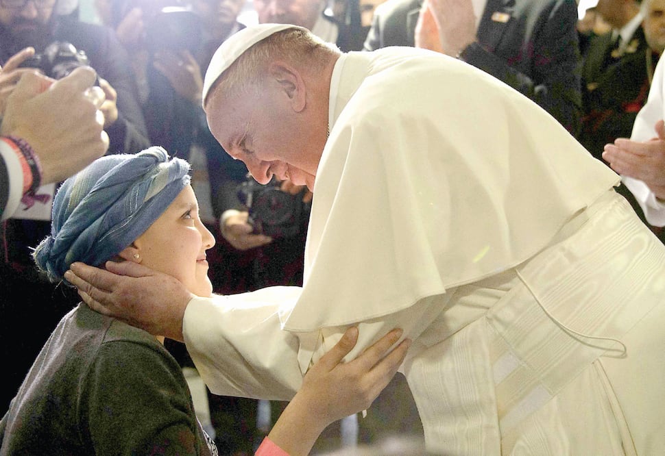 El papa Francisco se acercó a Evelyn para escuchar sus peticiones y también darle ánimo durante su visita (DIF NACIONAL)