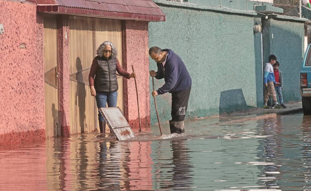 Debido a la presión del agua en el ducto de Los Reyes, perteneciente al Cutzamala y el agua salió a borbotones; varias viviendas se inundaron, informaron las autoridades. Foto: Francisco Rodriguez/ EL UNIVERSAL