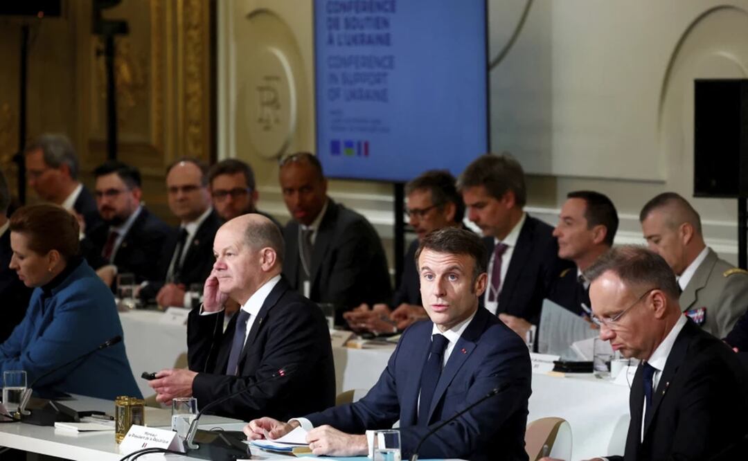 El presidente de Francia, Emmanuel Macron (centro, derecha), ofrece un discurso en el Palacio del Elíseo, En París, el 26 de febrero de 2024. Foto: AP