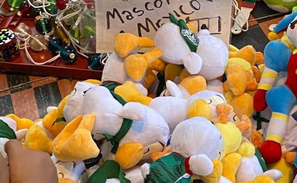 En calles del Centro Histórico ya venden peluches de "Merlín", el patito mexicano más viral del momento. Foto: Pedro Villa y Caña