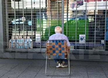 Abuelo mira el partido de Argentina en una tienda de electrodomésticos y conmueve las redes