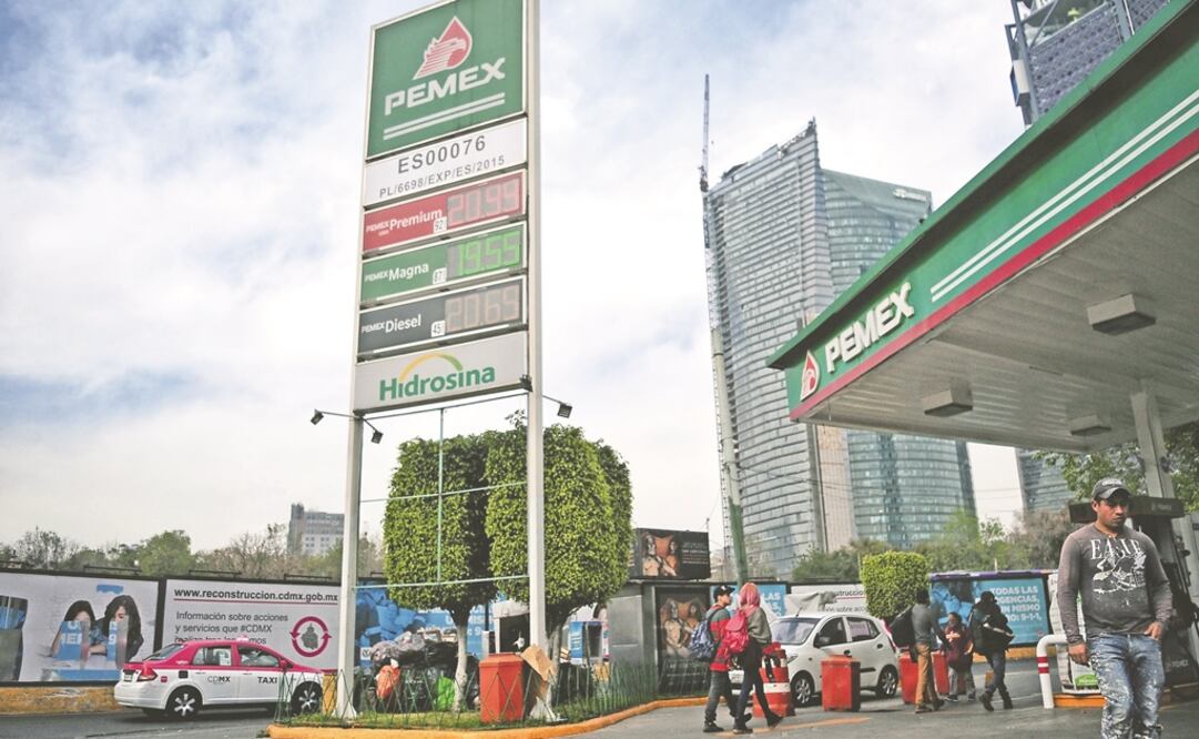 Cotizaciones en una estación de servicio de la Ciudad de México. El programa de estímulos para la frontera norte busca homologar los precios de los combustibles con los que se ofrecen en Estados Unidos. Foto: DIEGO SIMÓN. CUARTOSCURO