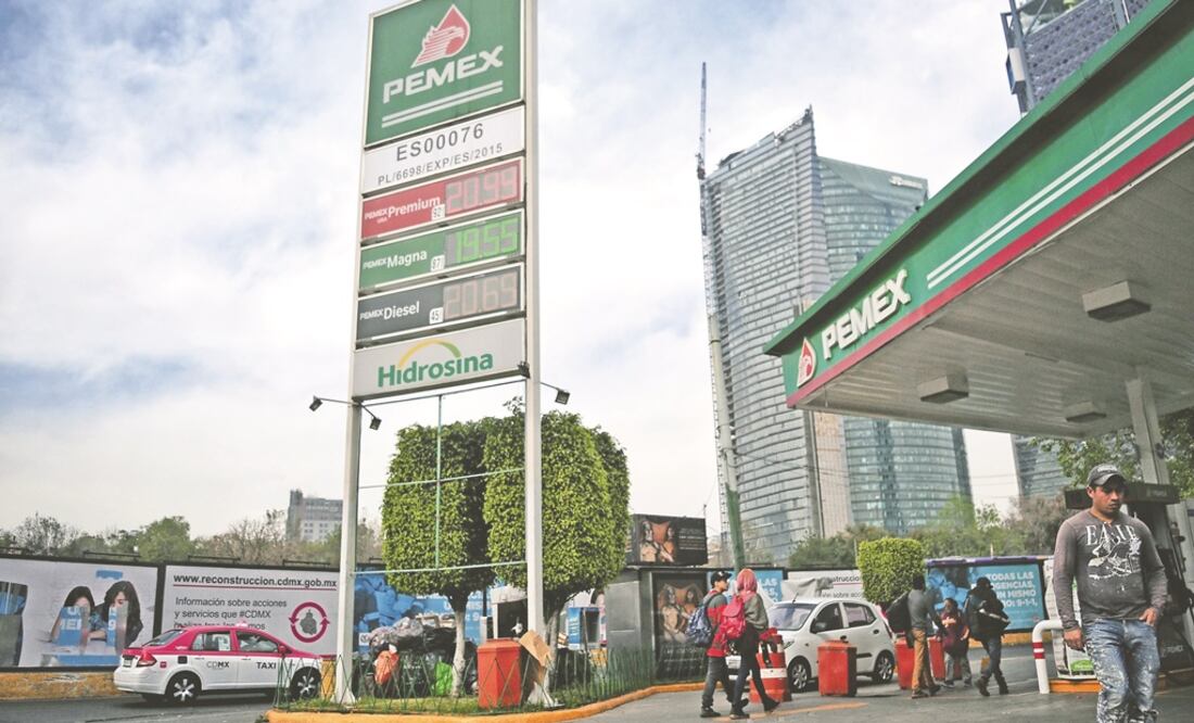 Cotizaciones en una estación de servicio de la Ciudad de México. El programa de estímulos para la frontera norte busca homologar los precios de los combustibles con los que se ofrecen en Estados Unidos. Foto: DIEGO SIMÓN. CUARTOSCURO