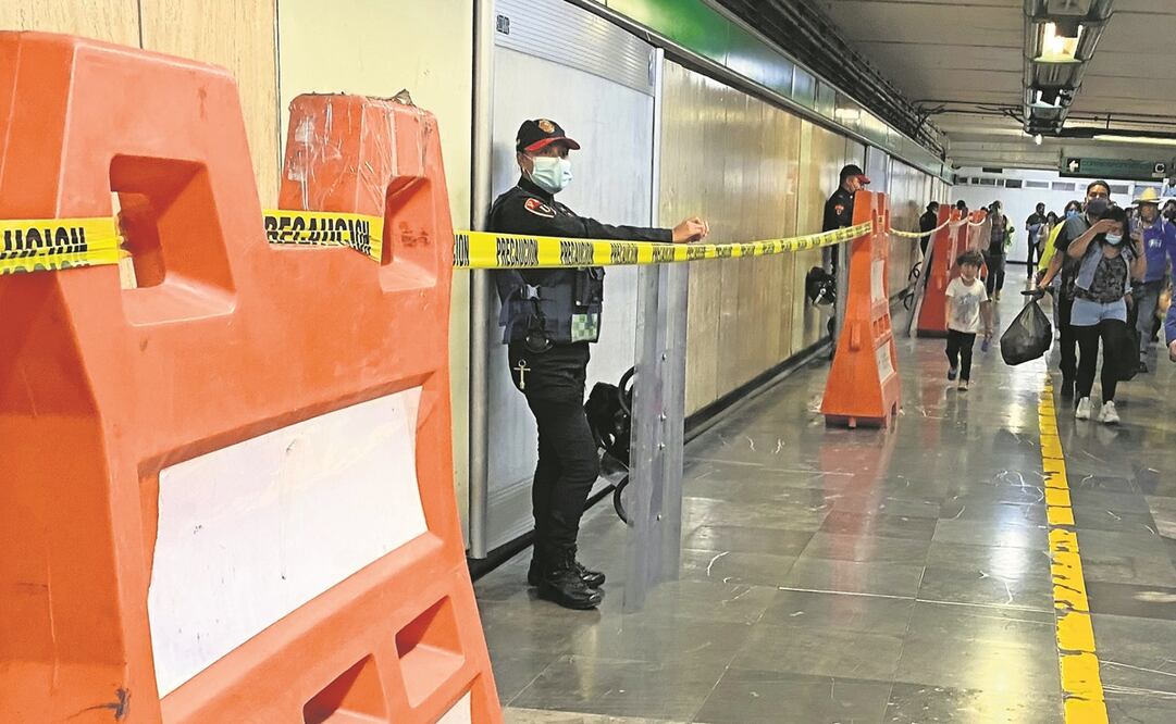 Policías resguardan los pasillos del Metro para impedir la venta. Foto: Berenice Fregoso/ EL UNIVERSAL.