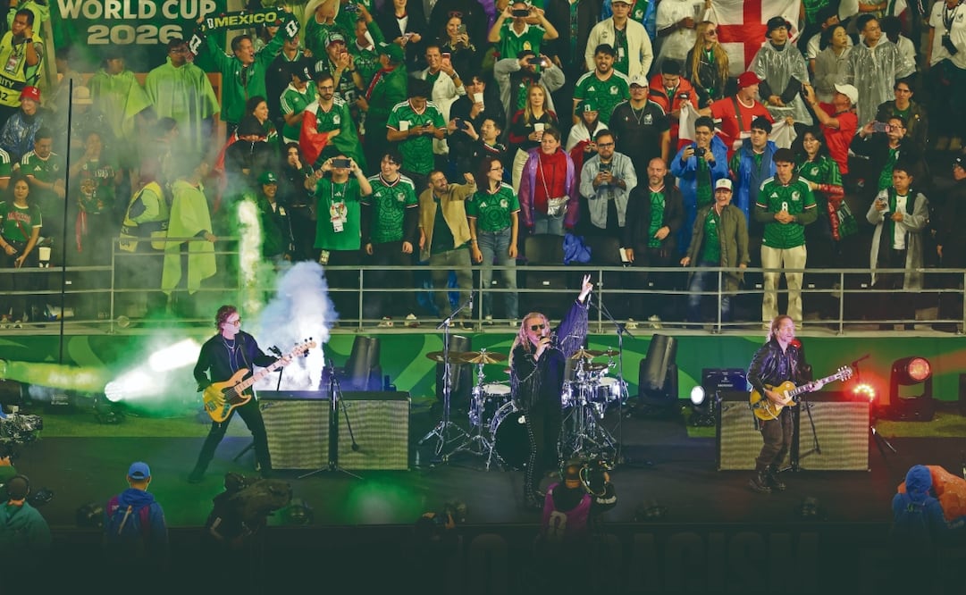 El grupo tapatío cantó por cuatro minutos en el Estadio Ciudad de México. Foto: Valente Rosas/ EL UNIVERSAL