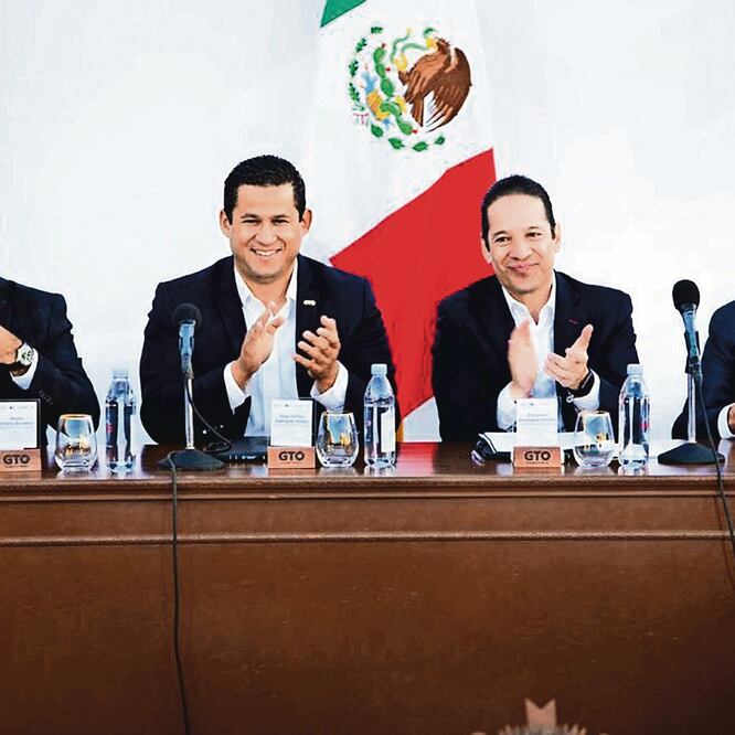 El gobernador de Querétaro, Francisco Domínguez Servién (segundo de derecha a izquierda) participó en la firma del Acuerdo de San Miguel. ()