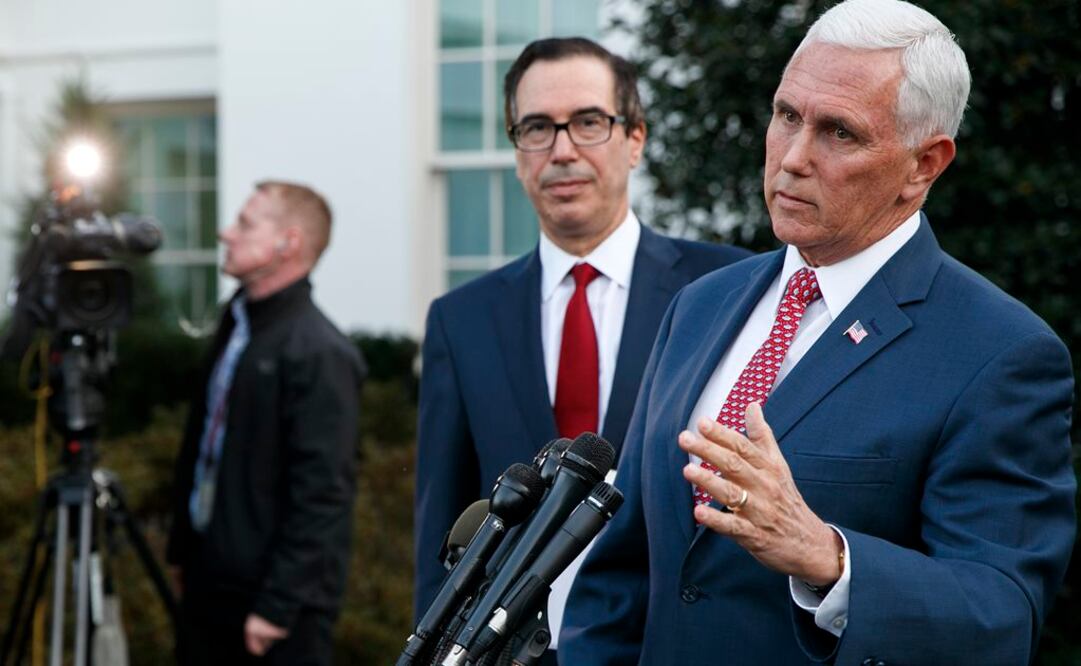 El secretario del Tesoro, Steven Mnuchin, y el vicepresidente Mike Pence  (Foto: AP)