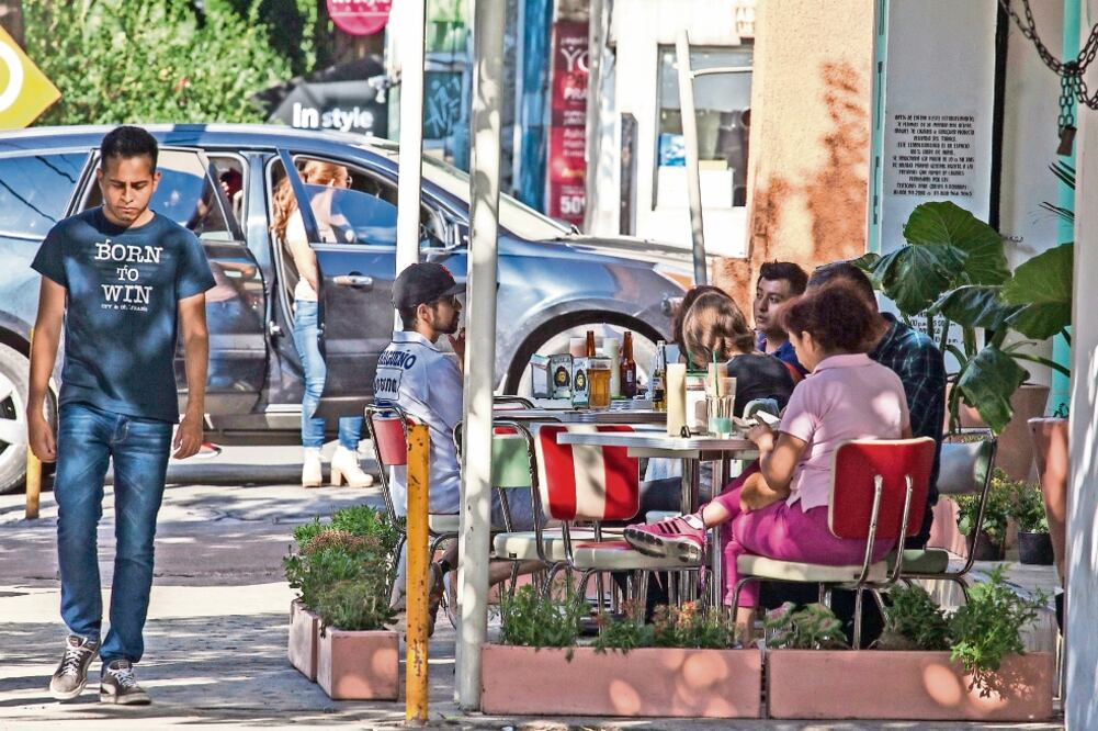 Uno de los innumerables establecimientos en la colonia Condesa que utilizan la vía pública para atraer más clientela en detrimento de los peatones, que no pueden transitar libremente por las banquetas, dicen agrupaciones (CRISTOPHER ROGEL)