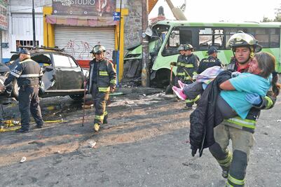 Autobús se queda sin frenos y arrolla a personas y autos
